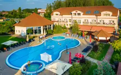 Węgry 200 m od łaźni: Aqua-Spa Konferencia és Wellness Hotel **** z obiadokolacją +  centrum wellness