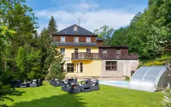 Jańskie Łaźnie przy szlaku w koronach drzew: Hotel Luční dům z obiadokolacją i basenem + plac zabaw