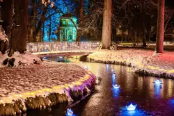 Adwent w Dreźnie: Ogród świąteczny zamku Pillnitz z instalacjami świetlnymi + zakwaterowanie w hotelu premium