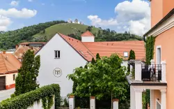 Wakacje na Morawach Południowych w pobliżu Pálavy: Historyczne centrum Mikulova w hotel Radosti ze śniadaniem 