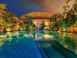 Zabawa i relaks w największym spa na świecie: Dostęp do Therme Erding (185 000 m²) i zakwaterowanie premium