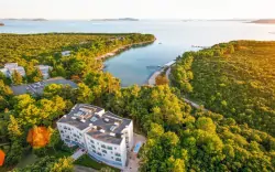 Biograd na Moru: 4* Crvena Luka Resort ze śniadaniami lub obiadokolacjami, prywatną plażą, basenami i wellness