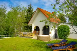 Węgierska wieś w pobliżu Peczu i Gór Zselic: Fehér Borház ze śniadaniem, prywatnym jacuzzi z hydromasażem 