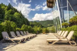Taras z leżakami, NaturHotel Snovik ****, Laze v Tuhinju, Alpy Sawińskie, Słowenia