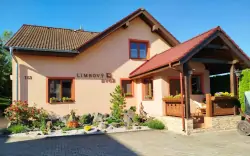 Wysokie Tatry i Park Narodowy Słowacki Raj: Vrbov w Pensjonacie Limbový Dvor ze śniadaniem i wstępem do term