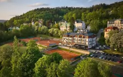 Mariánské Lázně: Luksusowy Hotel Queens **** z centrum wellness (basen, jacuzzi, sauny) i obiadokolacje