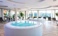 Lázně Velichovky: K-Triumf Resort **** ze śniadaniem lub obiadokolacją + wellness albo aktywny wypoczynek 