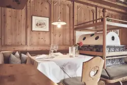 Rustykalne wnętrze restauracji, Haller Suites & AO Restaurant ****, Brixen, Włochy
