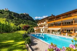 Dolina Eisacktal w pobliżu Bressanone: Pobyt w Hotelu Bischofhof *** ze śniadaniem + basen zewnętrzny, jacuzzi