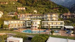 Ośrodek Limone sul Garda nad jeziorem: 4* Hotel Royal Village z obiadokolacją plus, basenami, rejs łodzią 