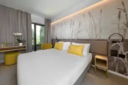 Nowoczesny pokój hotelowy, Hotel Royal Village ****, Limone sul Garda (BS), Włochy