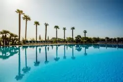 Basen na zewnątrz, palmy, Onda Blu Resort ****, Manerba del Garda, Włochy