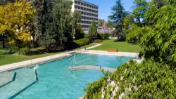 Hévíz 1,5 km od jeziora termalnego: 4* Hunguest Hotel Helios z all inclusive, basenami, saunami i jaskinią