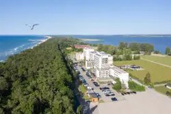 Bałtyk: Blue Marine Mielno przy piaszczystej plaży i jeziorze + obiadokolacje, nielimitowane wellness  