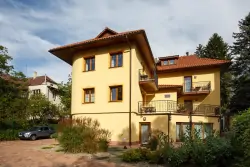 Morawskie uzdrowisko blisko kolumnady i zabytków: Vila Terra Luhačovice ze śniadaniem, basenem, jacuzzi 