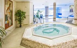 Skorzystaj z nielimitowanego dostępu do jacuzzi, Hotel Praha ***