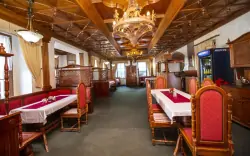 Hotelowa restauracja ze stylowym kasetonowym sufitem, Boží Dar