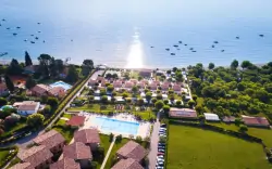 Manerba del Garda przy plaży nad jeziorem w 4* Onda Blu Resort z śniadaniem lub obiadokolacją + odkryty basen 