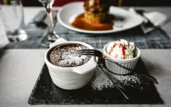 Wystawny posiłek w hotelowej restauracji