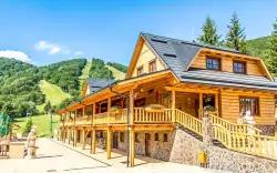 Pobyt blisko Strážov Hills w Apartamencie Salaše Kľak z obiadokolacją + 3 place zabaw dla dzieci