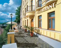 Centrum Karlowych Warów: 4* Hotel Jean de Carro ze śniadaniami lub obiadokolacją i ofertą wellnes