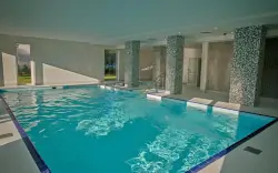 Tylko 150 m od morza i 300 m od jeziora: Mielno Holiday Apartments z obiadokolacją + wellness, pokój gier