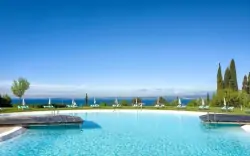 Basen z leżakami, Germano Suites, Bardolino (BS)