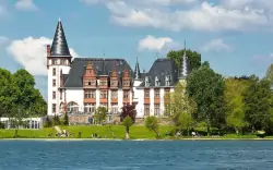 Niemcy nad jeziorem Müritz w zamkowym Schloss Klink Seehotel ze śniadaniem, krytym basenem i zoną saunową