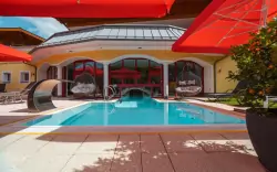 Basen z leżakami, Berg & Spa Hotel Urslauerhof ****, Hinterthal, Austria