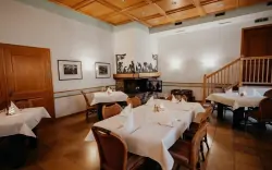 Restauracja z kominkiem, Sonnenhotel Hoher Hahn ****, Schwarzenberg, Niemcy