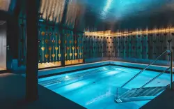 Austria nad legendarnym jeziorem: The Gast House Zell am See ze śniadaniem i luksusowym wellness z basenem 
