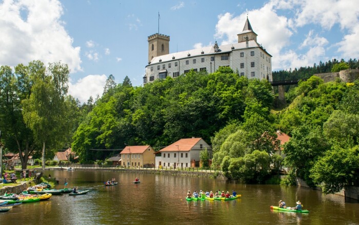 Południowe Czechy w pobliżu zamku: Apartamenty Rožmberk nad brzegiem Wełtawy ze śniadaniem w formie bufetu 