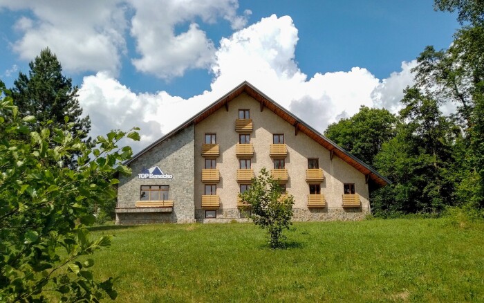 Wakacje w Karkonoszach blisko atrakcji: ProFamily Hotel Top Benecko *** ze śniadaniem/obiadokolacją + wellness