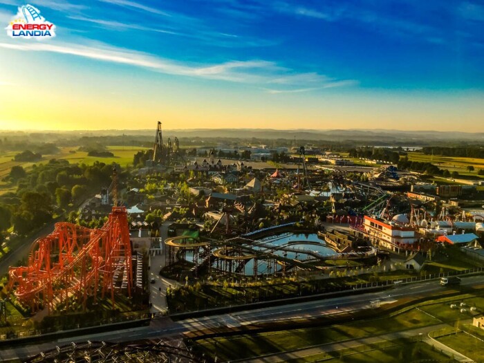Największy park rozrywki w Polsce: Energylandia ze 133 atrakcjami i 19 kolejkami górskimi + zakwaterowanie