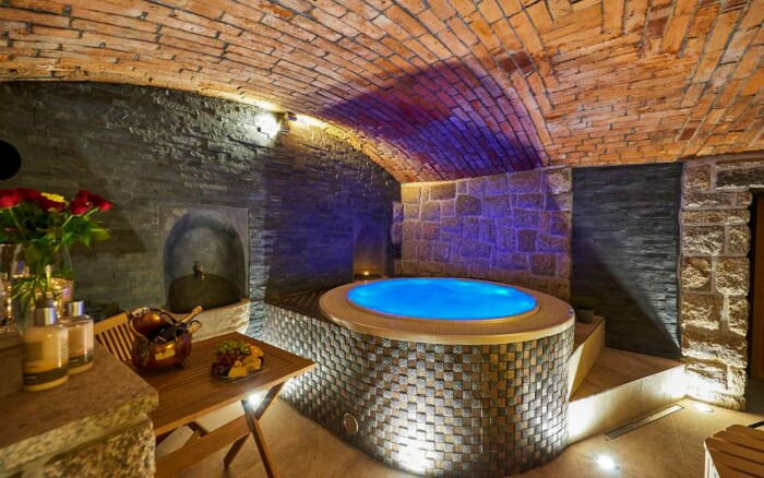 Liberec w pobliżu Ještěd i Babylon: Hotel Stará Pekárna *** ze śniadaniem i prywatnym wellness z jacuzzi