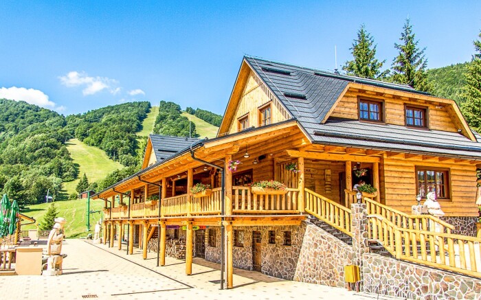 Pobyt blisko Strážov Hills w Apartamencie Salaše Kľak z obiadokolacją + 3 place zabaw dla dzieci