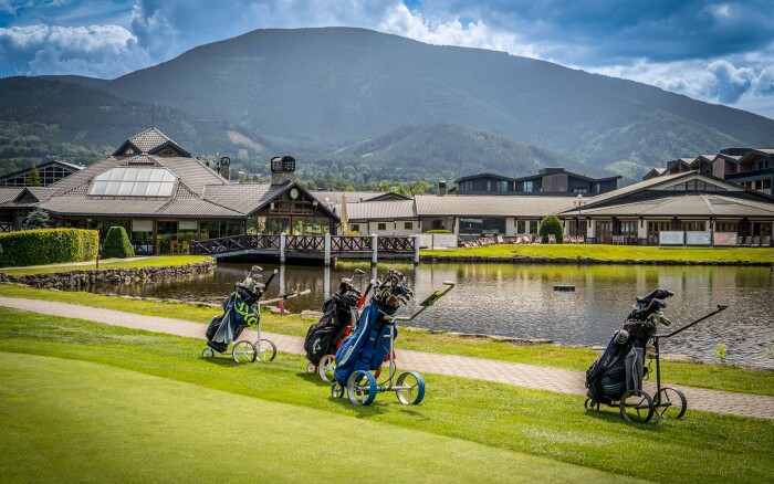 Beskidy w pobliżu Szlaku w Chmurach: Ośrodek golfowy Prosper Golf Čeladná *** ze śniadaniem