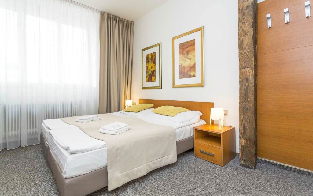 Pokój dwuosobowy z łóżkiem małżeńskim, Pension Akát