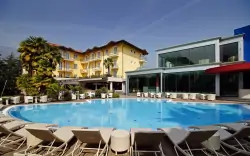 Basen zewnętrzny, Villa Nicolli Romantic Resort ****, Riva del Garda (TN), Włochy