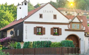 Czeski Krumlov: pobyt w zabytkowym pensjonacie Krásné Údolí ze śniadaniem + ogród i zestaw do parzenia kawy 