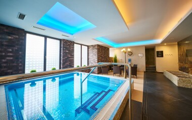 Mariańskie Łaźnie: Luxury Hotel Queens **** z nielimitowanym wellness (basen, jacuzzi, sauny) i obiadokolacje