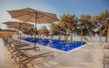 Vodice 50 m od plaży w Villa Arausa *** z all inclusive light, odkrytym basenem z leżakami i centrum wellness