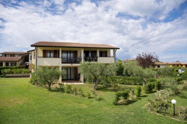 Wakacje dla par i rodzin: Moniga del Garda nad brzegiem jeziora w Residenci Primera z obiadokolacją + baseny 