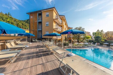Pobyt pełen słońca i odpoczynku 200 m od Lago di Garda: Hotel Bisesti *** z obiadokolacją i basenem 