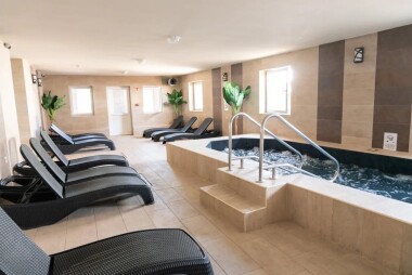 Miskolc, 300 m od term: Hotel Hungária z obiadokolacją i dostępem do wellness (jacuzzi, sauny) + atrakcje