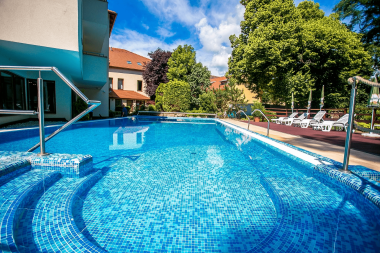 Sárvár w Hotelu Bassiana **** ze śniadaniem lub obiadokolacją, dostępem do wellness i wejściem do term