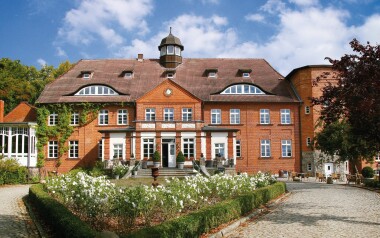 Wakacje w Niemczech w zamku nad jeziorem: Hotel Schloss Basthorst **** ze śniadaniem w formie bufetu + basen i sauny
