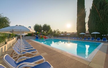 Wakacje nad Lago di Garda, zabytki i parki rozrywki: Camping Fontanelle **** z obiadokolacją i basenem 