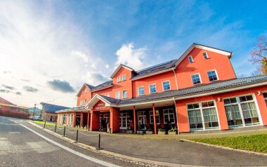 Beskidy w pobliżu aquaparku: Hotel Hukvaldy *** z obiadokolacją, nielimitowanym wellness i basenem + sauny