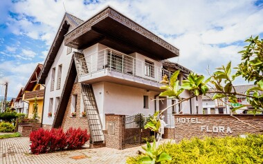 Bešeňová: Pobyt zaledwie 200 m od termalnych łaźni w Hotelu Flóra z obiadokolacją i 10% zniżką do aquaparku